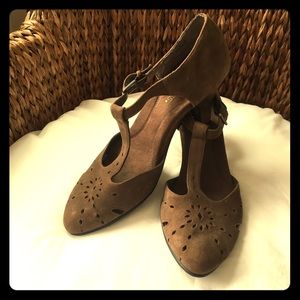 Brown suede Aerosoles Grapevine pumps